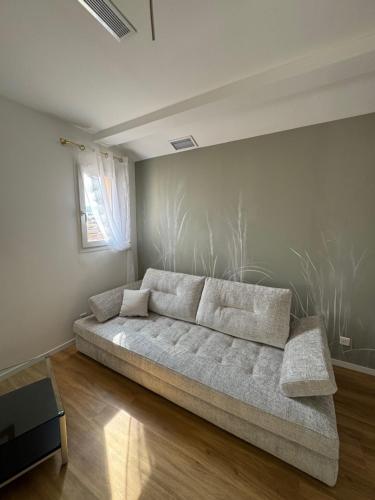 - un salon avec un canapé dans l'angle de la chambre dans l'établissement Renovated luxury cocoon Place Masséna, à Nice