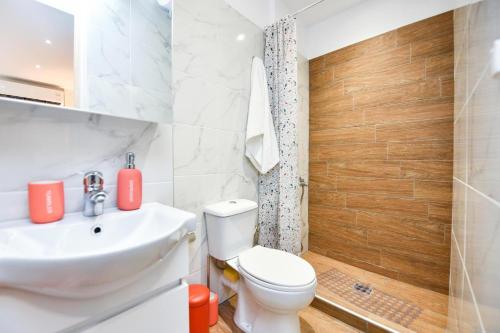 Ruby's Apartments Platamonas في بلاتامون: حمام مع مرحاض ومغسلة ودش