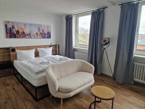 ビュンデにあるHotel Handelshofのベッドと椅子のある寝室