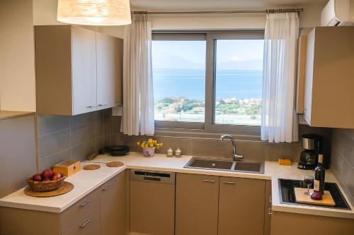 Kuchyňa alebo kuchynka v ubytovaní Onar Zin Seabliss - Majestic Getaways