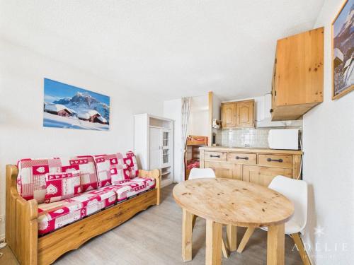 un salon avec un canapé et une table dans l'établissement Studio rénové, style montagne, pied des pistes, balcon exposé sud, pour 4 personnes à La Rosière - FR-1-398-557, à Montvalezan