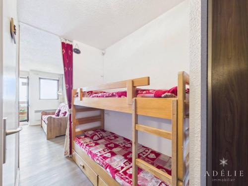Cette chambre comprend 2 lits superposés. dans l'établissement Studio rénové, style montagne, pied des pistes, balcon exposé sud, pour 4 personnes à La Rosière - FR-1-398-557, à Montvalezan