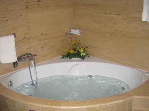 uma banheira cheia de água com torneira em Hotel SG em Bullas