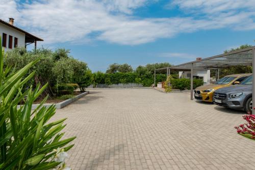 Сад в Villa Almira Luxury Apartments