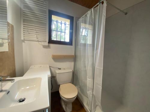 une salle de bain avec toilettes, lavabo et douche dans l'établissement Dans les pins, maison agréable, à La Tranche-sur-Mer