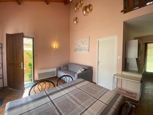 un salon avec un lit et un canapé dans l'établissement Dans les pins, maison agréable, à La Tranche-sur-Mer