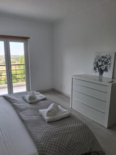 ラゴスにあるPrincess Houseの白いベッドルーム(ベッド1台、ドレッサー付)