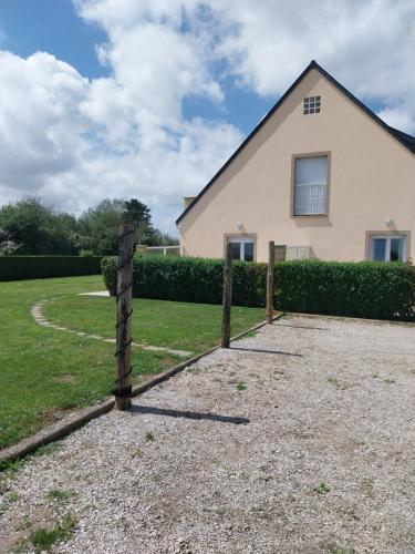 a fence in front of a house at Gîtes de la Mouette L'Estran 8 à 9 personnes in Ravenoville