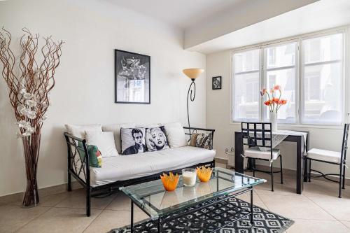 un salon avec un canapé et une table dans l'établissement L'ESPRIT CROISETTE avec balcon à cote du Martinez, à Cannes