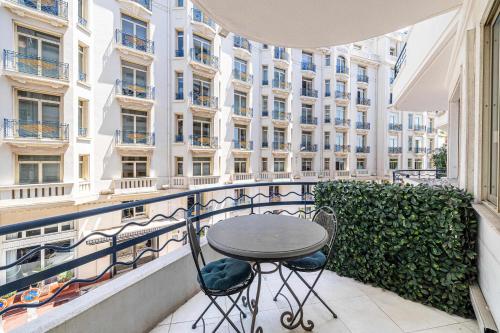 - un balcon avec une table et des chaises dans l'établissement L'ESPRIT CROISETTE avec balcon à cote du Martinez, à Cannes