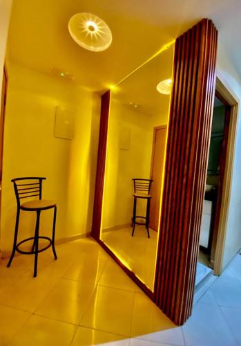 um espelho num quarto com uma mesa e cadeiras em Hay el mohamadi agadir em Agadir