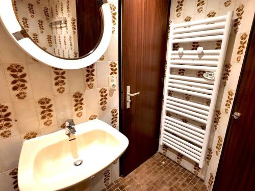 une salle de bain avec un lavabo et un miroir dans l'établissement 3 pièces duplex au pied des pistes! - FR-1-458-104, au Grand-Bornand