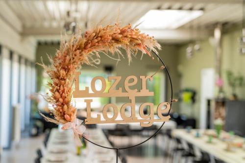 a sign that says lower lodge hanging in a room at Lozer Lodge Vakantiewoning in Kruisem