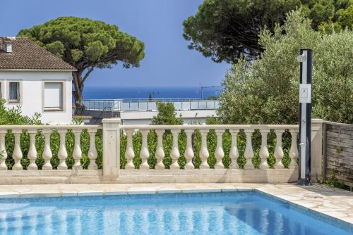 une piscine en face d'une clôture dans l'établissement SOLEIA - Vue Mer, Piscine & Jardin privé, Parking, à Roquebrune-sur Argens