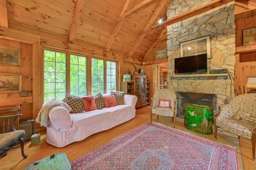 Televisyen dan/atau pusat hiburan di 20-Acre Hamptons Nature Escape with Hot Tub and Pool
