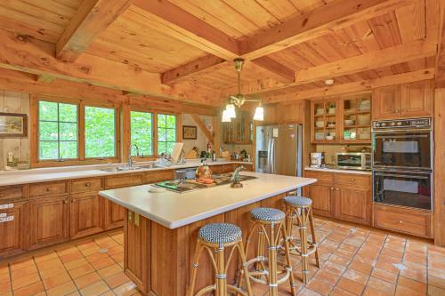 Dapur atau dapur kecil di 20-Acre Hamptons Nature Escape with Hot Tub and Pool