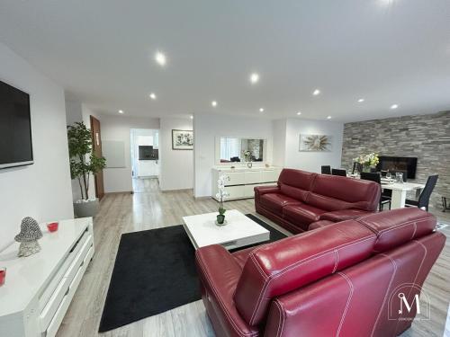 un salon avec un canapé en cuir et une table dans l'établissement Charmant T3 en rez-de-jardin à Six-Fours, à Six-Fours-les-Plages