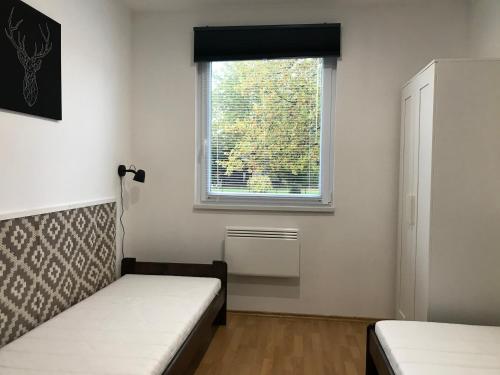 Ένα ή περισσότερα κρεβάτια σε δωμάτιο στο Jókai Apartmanház Balatonszárszó