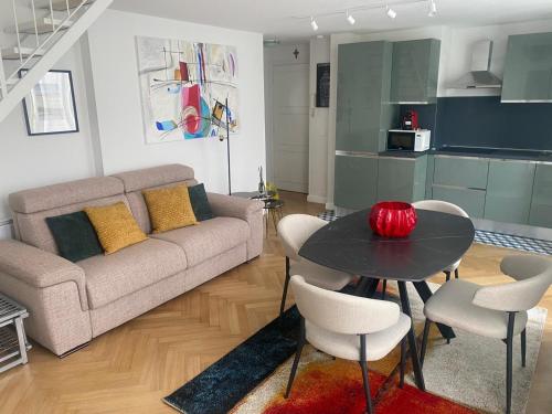 un salon avec un canapé, une table et des chaises dans l'établissement Mentone, appartamento a 80 mt dal mare, à Menton