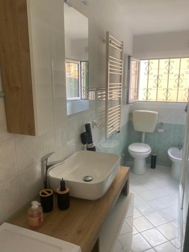 une salle de bain avec un lavabo et des toilettes dans l'établissement Mentone, appartamento a 80 mt dal mare, à Menton