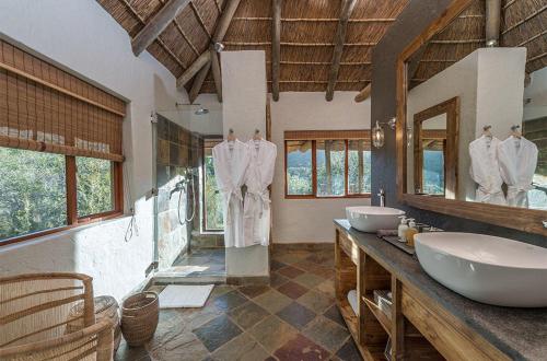 Koupelna v ubytování Lalibela Game Reserve - Inzolo Lodge