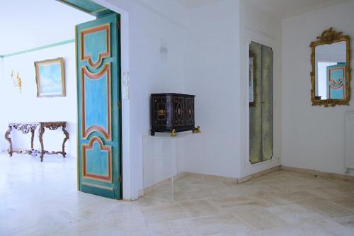 une chambre avec une porte et des peintures murales dans l'établissement Vue unique sur toute la baie de Cannes et la mer, à Cannes