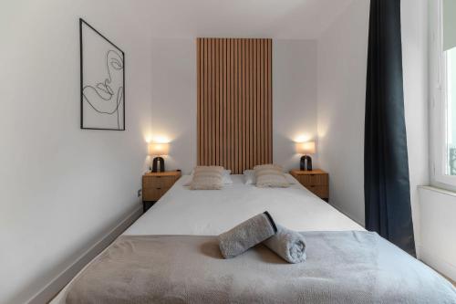 - deux lits jumeaux dans une chambre avec deux lampes dans l'établissement Chez Virginie Triangle d'Or, à Vichy