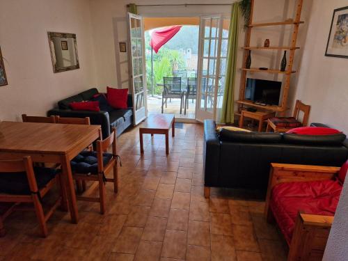 un salon avec un canapé et une table dans l'établissement Cavalaire sur mer maison de vacances, à Cavalaire-sur-Mer