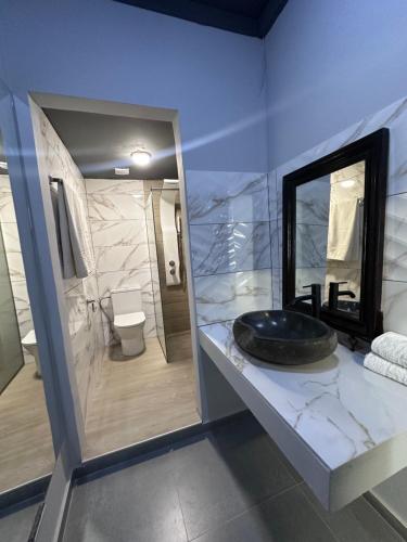 Ванная комната в Dionisia sunshine view house with gym
