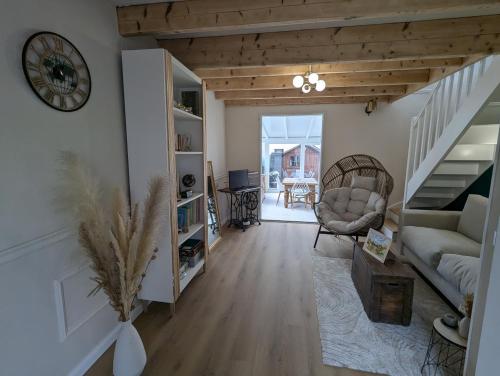 - un salon avec un escalier, un canapé et une chaise dans l'établissement Maison 86 Les Océanes, à Damgan