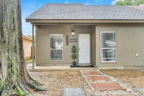 a house with a white door and a tree at LSU Tiger Den in Baton Rouge