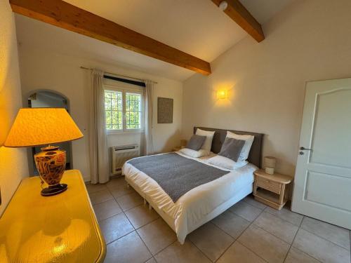 Postel nebo postele na pokoji v ubytování Villa Domaine 4 seasons Valbonne
