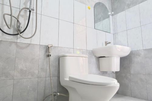 un baño con inodoro y lavabo en First Light beach bungalow 1, en Ko Pha Ngan