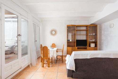 1 dormitorio con mesa, sillas y 1 cama en Oliwood Beach - Cabaret, en Playa