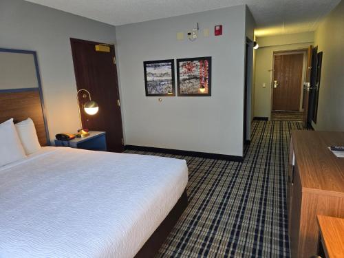 Ein Bett oder Betten in einem Zimmer der Unterkunft AmericInn by Wyndham Beloit