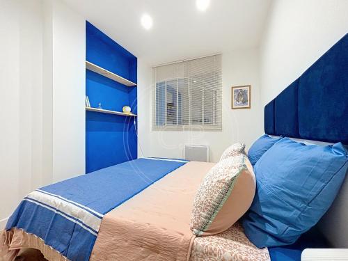 une chambre bleue avec un lit doté d'une tête de lit bleue dans l'établissement Shangri classé 3 Etoiles Vieux port by laConciergerie13, à La Ciotat