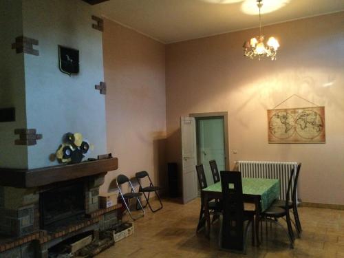 un salon avec une table et une cheminée dans l'établissement Le chezellois, à Chézelles