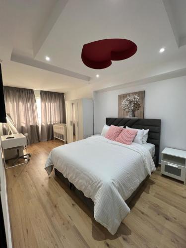 Una cama o camas en una habitación de Charmant appart en face du stade