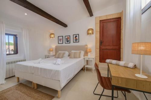 a bedroom with a bed and a table and a desk at FALCO , Apartment auf Finca Zenara, Terrasse, XXL-Pool, Küche, AC, WIFI, Yoga in Manacor