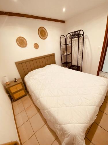 une chambre avec un lit blanc et une table dans l'établissement Villa climatisée 6 personnes avec parking, à Vias