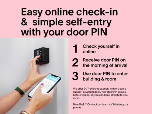 Un anuncio de un pasador de puerta con una persona sosteniendo un teléfono celular en Numa London Bloomsbury, en Londres