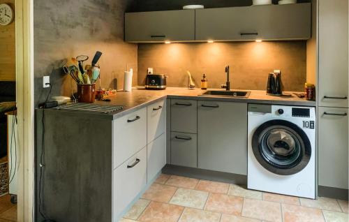 a kitchen with a washing machine and a washer at Three Bedroom Cozy Home In Ebeltoft in Ebeltoft