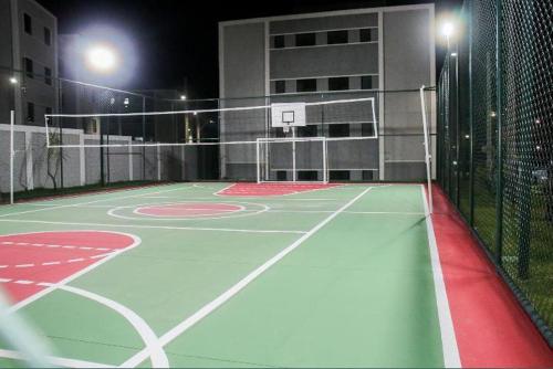 ein Basketballplatz in der Nacht mit einem Basketballkorb in der Unterkunft Apartamento Completo Mobiliado in Caruaru