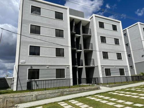 ein weißes Gebäude mit einem Zaun davor in der Unterkunft Apartamento Completo Mobiliado in Caruaru