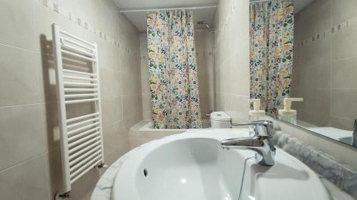 Phòng tắm tại Casa Leo Encanto rural con gran terraza en La Puebla de Castro