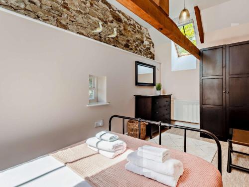 a room with a bed with towels on it at 3 Bed in Braunton 53109 in Braunton