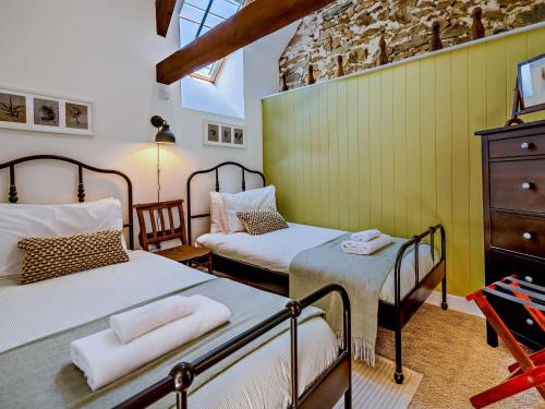 a room with two beds and a dresser at 3 Bed in Braunton 53109 in Braunton