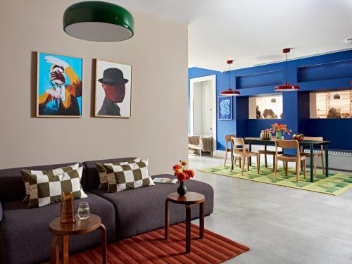 una sala de estar con un sofá y una mesa en Numa London Bloomsbury, en Londres