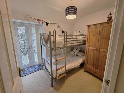 Katil atau katil-katil dalam bilik di 2 bed in Aberdovey DY047