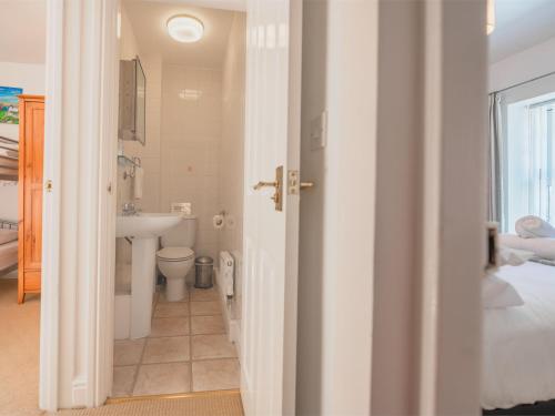 Bilik mandi di 2 bed in Aberdovey DY047